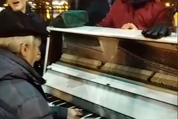 Вспомнить время без соцсетей. В центре Екатеринбурге с недавних пор собираются люди, чтобы… просто петь