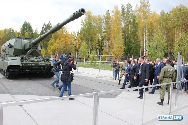 Выставка вооружений в Нижнем Тагиле: Медведев у "Арматы" в толпе журналистов Выставка вооружений в Нижнем Тагиле: Медведев у "Арматы" в толпе журналистов