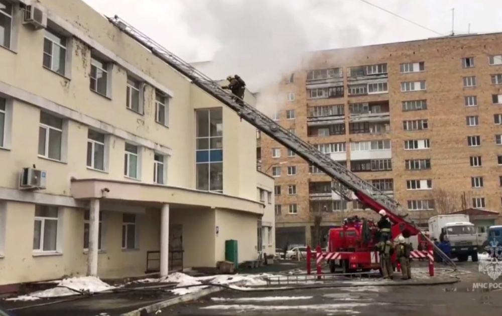 МЧС: пожар в больнице в центре Екатеринбурга ликвидирован  | МЧС объявило о ликвидации пожара в больнице Екатеринбурга 