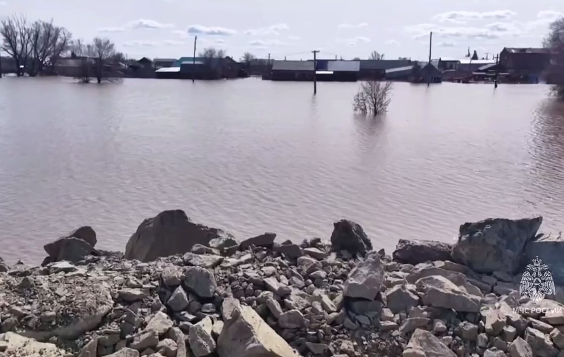 В Орске восстановили размытый участок дамбы   | В Орске удалось заделать прорыв на дамбе 