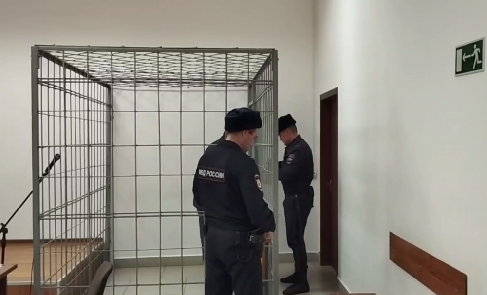 Нанёс 17 ножевых ранений — уральца отправили в колонию за убийство сожительницы на глазах у ребёнка  | На Урале осудили мужчину, зарезавшего сожительницу на глазах у сына 