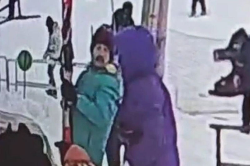 На «Уктусе» мужчина избил 13-летнего подростка после столкновения на горке | В Екатеринбурге мужчина избил 13-летнего подростка на «Уктусе» На «Уктусе» мужчина избил 13-летнего подростка после столкновения на горке | В Екатеринбурге мужчина избил 13-летнего подростка на «Уктусе»