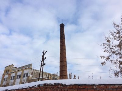 В Туринске прокуратура через суд обязала предприятие обезопасить граждан от возможного падения кирпичной кладки трубы на территорию дома