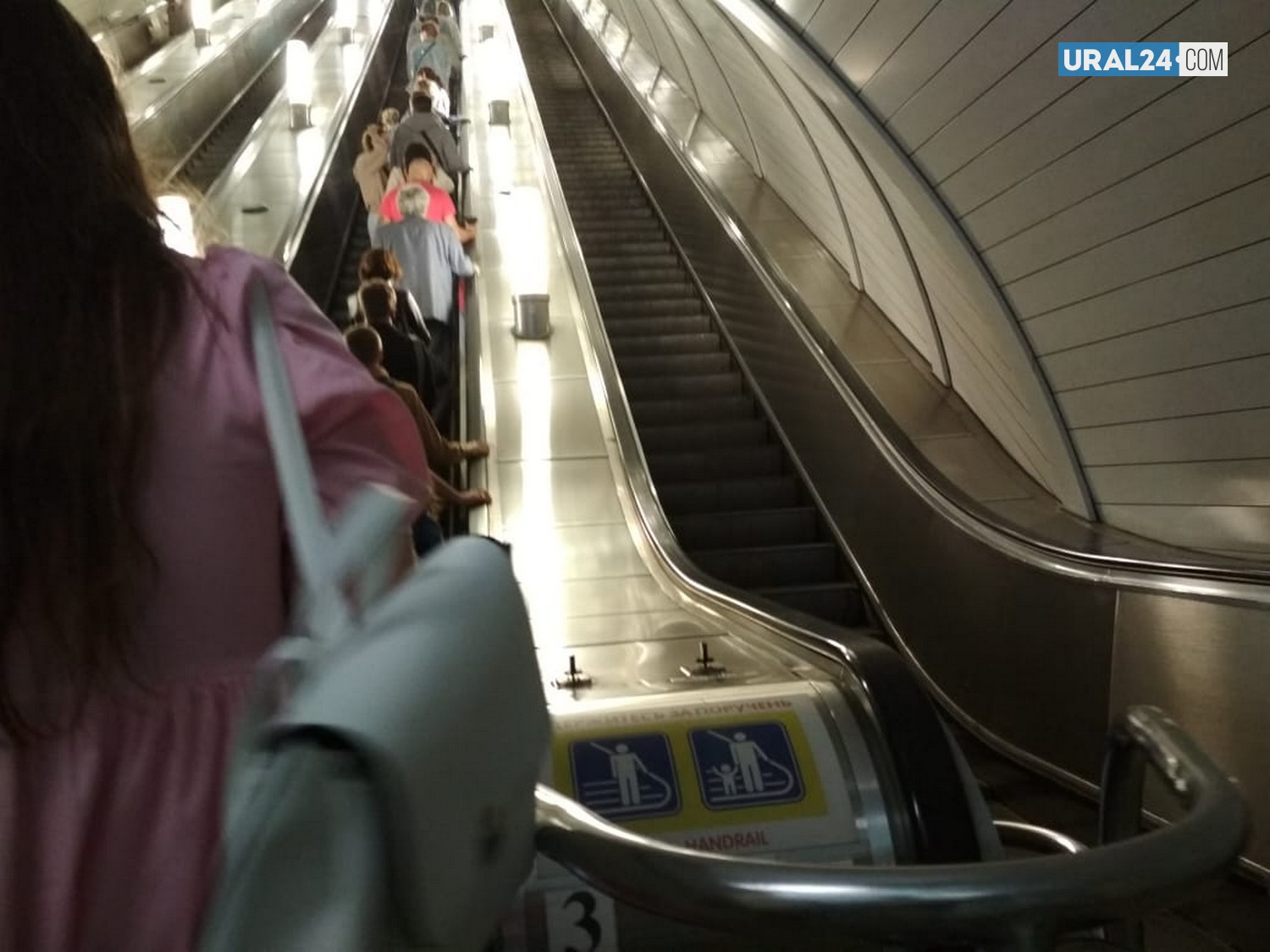 Жизнь екатеринбургской подземки изменилась из-за коронавируса. Пассажиры видят недостатки, а охранники в ответ... угрожают