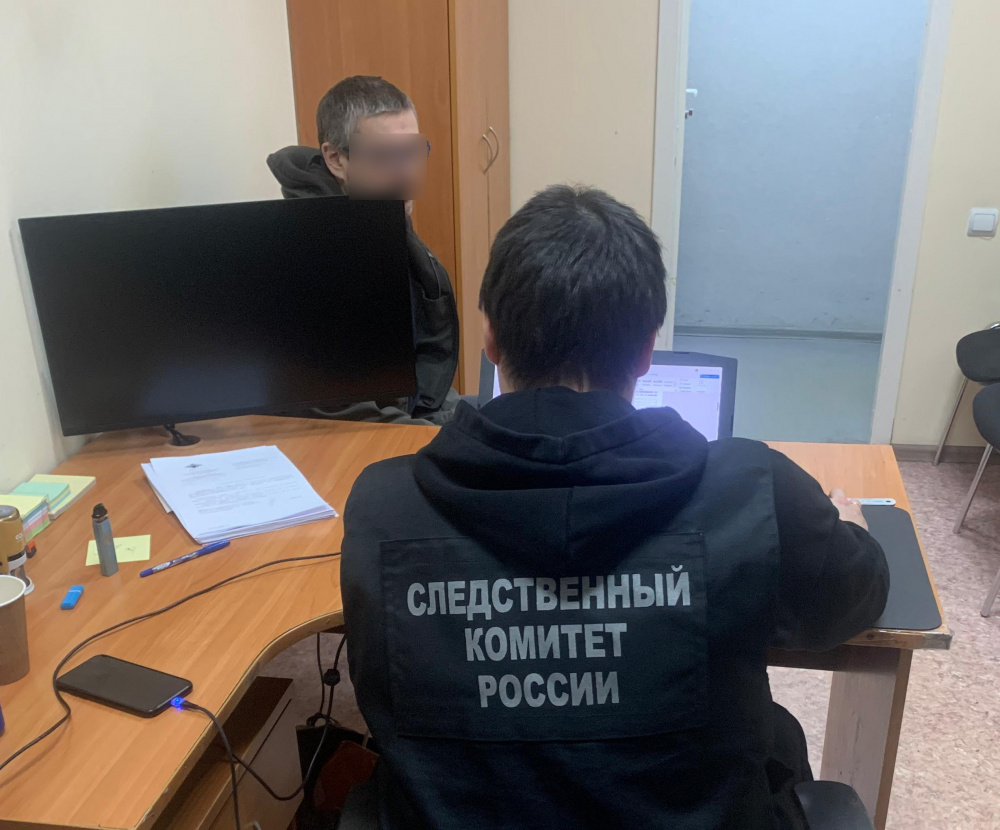 В Екатеринбурге пьяный зарезал двоих прохожих  | Пьяный уралец напал с ножом на прохожих, один человек погиб 