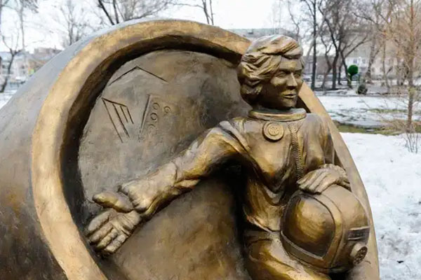 В соцсетях высмеяли памятник «беременной» Терешковой в Челябинске В соцсетях высмеяли памятник «беременной» Терешковой в Челябинске