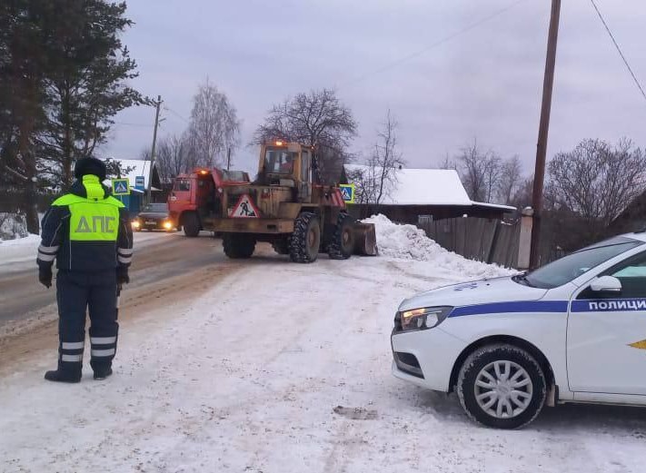 На Урале дети облюбовали снежный вал и скатывались по нему на проезжую часть | ГИБДД убрала на Урале опасную детскую забаву На Урале дети облюбовали снежный вал и скатывались по нему на проезжую часть | ГИБДД убрала на Урале опасную детскую забаву