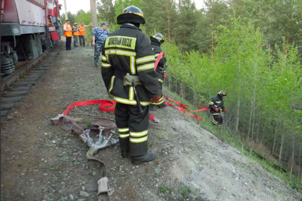 Пожарные поезда СвЖД принимают активное участие в борьбе с огнем в Свердловской, Тюменской областях и Пермском крае