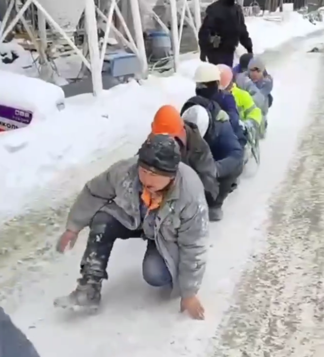 На Урале силовики поставили мигрантов на колени и заставили ходить гуськом. Видео