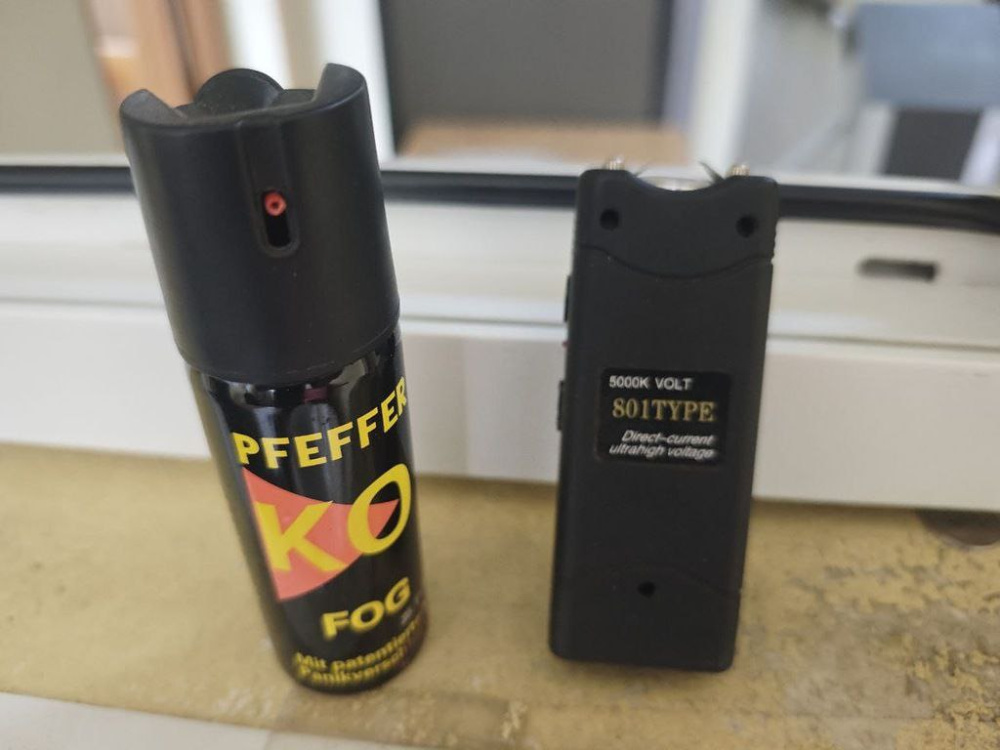 Свердловчанка пришла в суд с баллончиком и электрошокером  | На Урале женщина принесла в суд баллончик и электрошокер 