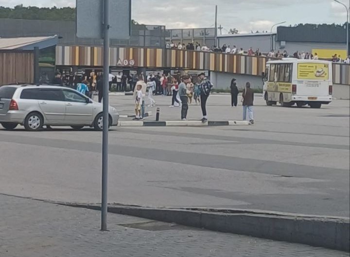 Посетителей ТРЦ «Мега» в Екатеринбурге попросили покинуть здание. Видео  | В здании ТРЦ «Мега» в Екатеринбурге сработал сигнал тревоги 