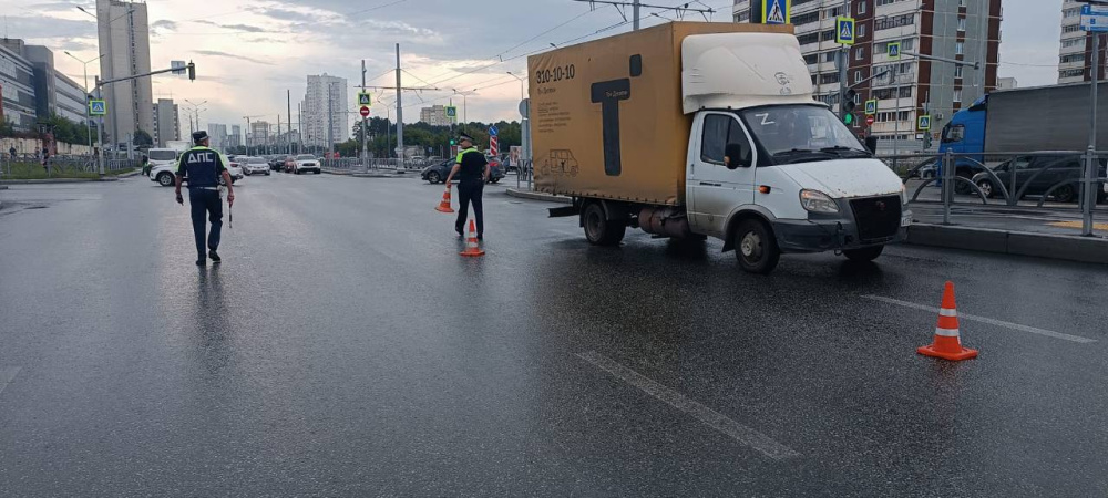 Две девочки попали под «Газель» в Екатеринбурге | В Екатеринбурге «Газель» сбила двух девочек Две девочки попали под «Газель» в Екатеринбурге | В Екатеринбурге «Газель» сбила двух девочек