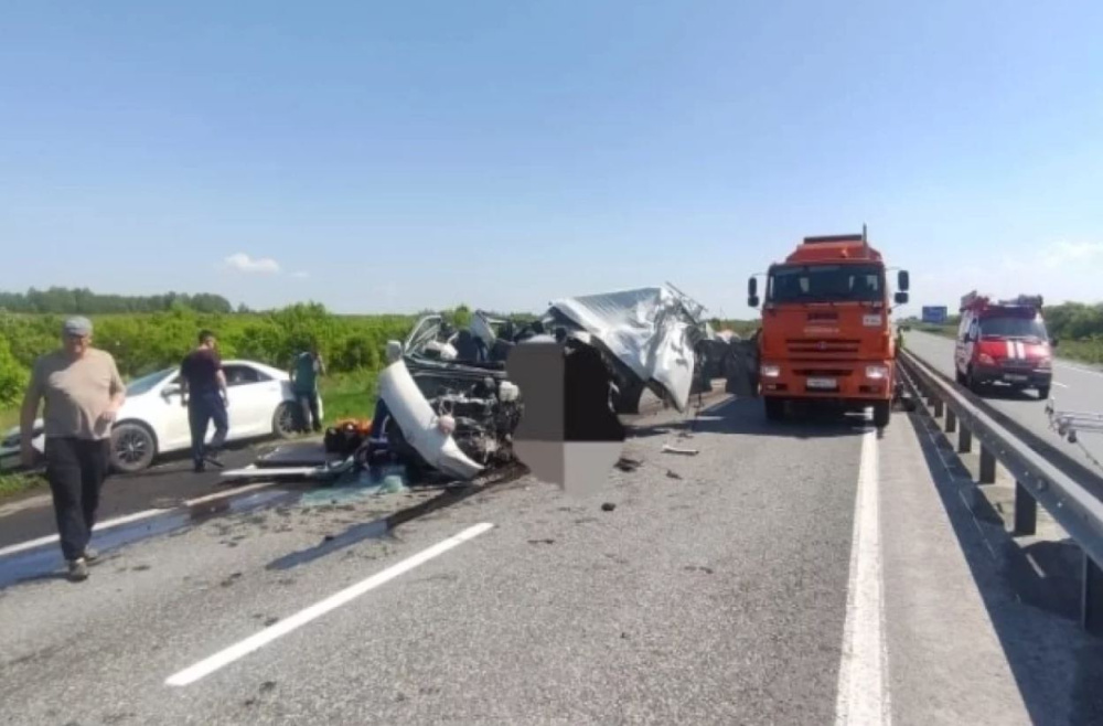 Трупы раскидало — на дороге Челябинск — Екатеринбург погибли четыре человека  | В Челябинской области четыре человека погибли в кровавом ДТП 