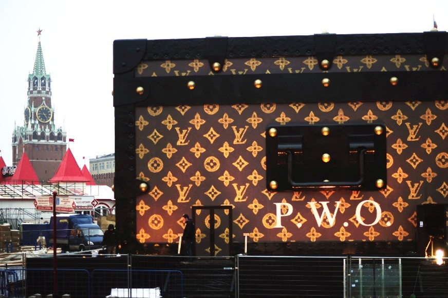 На Красной площади сносят дом-чемодан