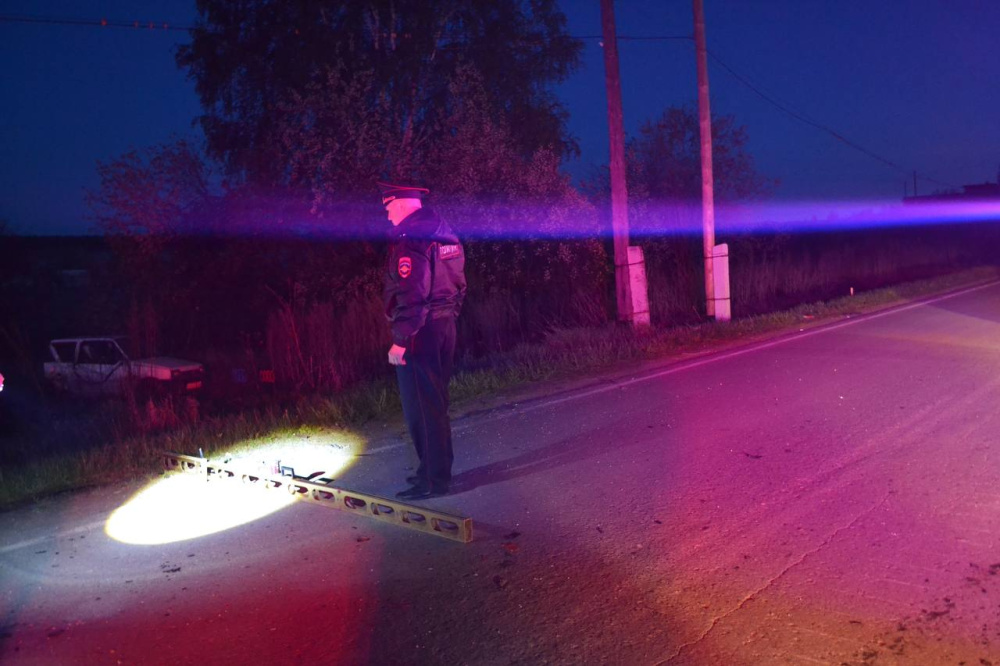 "Фольксваген" врезался в стоявшую "Оку", погибла женщина | На Урале женщина погибла в ДТП 