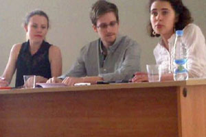 Эдвард Сноуден попросил временного убежища у российских правозащитников