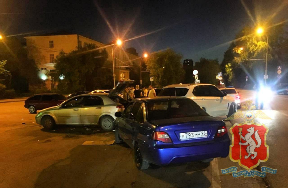 В Екатеринбурге "Дэу Нексия" сбила двух женщин | "Дэу Нексия" сбила в Екатеринбурге двух женщин и повредила машины В Екатеринбурге "Дэу Нексия" сбила двух женщин | "Дэу Нексия" сбила в Екатеринбурге двух женщин и повредила машины