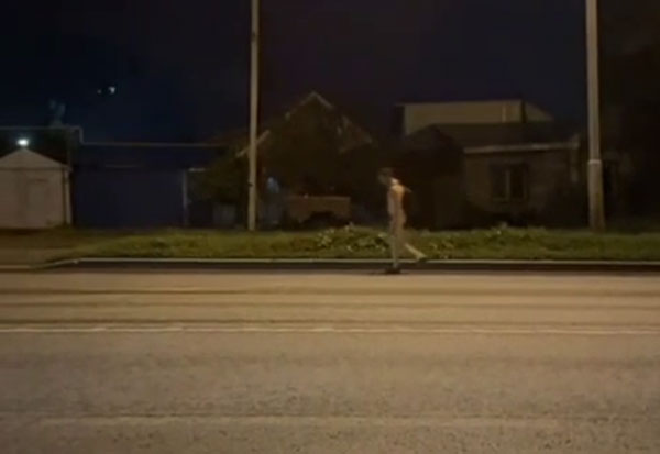 В Екатеринбурге ночью заметили абсолютно голого мужчину. Видео | Абсолютно голого мужчину заметили ночью в Екатеринбурге В Екатеринбурге ночью заметили абсолютно голого мужчину. Видео | Абсолютно голого мужчину заметили ночью в Екатеринбурге