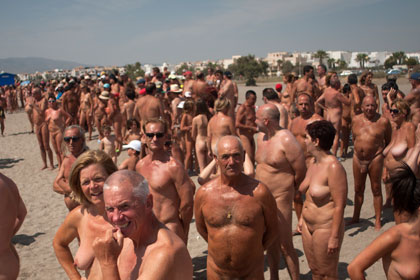 В Испании голые купальщики установили мировой рекорд. Фото В Испании голые купальщики установили мировой рекорд. Фото