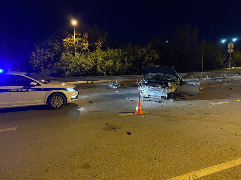 Влетел в ограждение — два человека погибли в ДТП в Тюмени | В Тюмени два человека погибли в ДТП