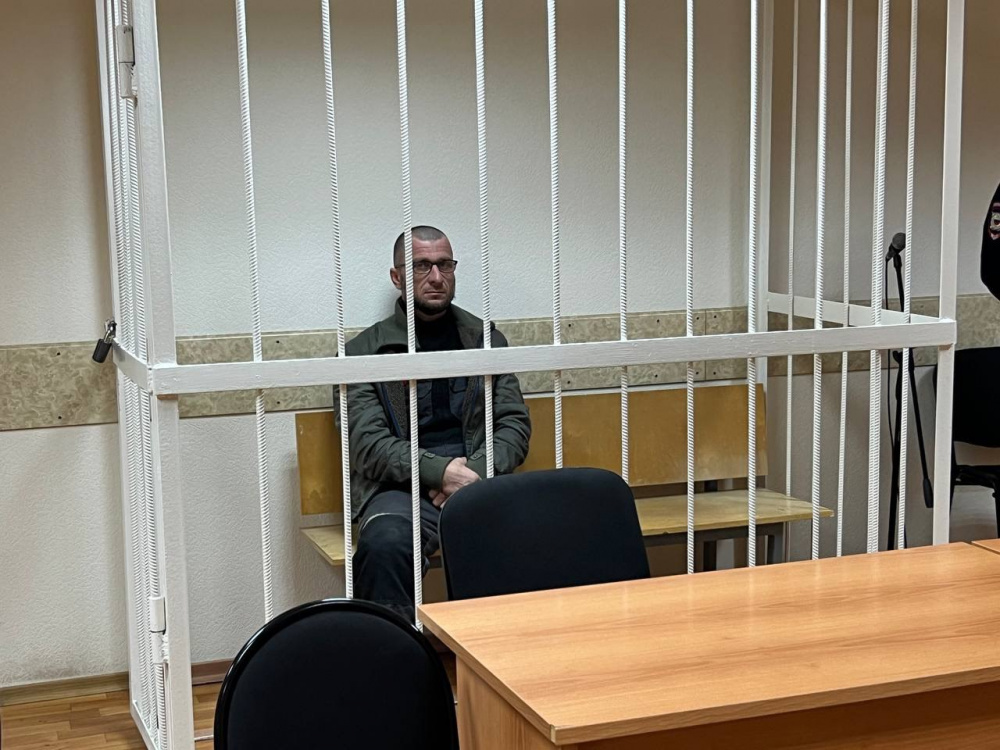 В Тобольске водитель, угрожавший пассажиру пистолетом, помещен в СИЗО | Таксиста арестовали в Тюменской области за покушение на участника СВО 