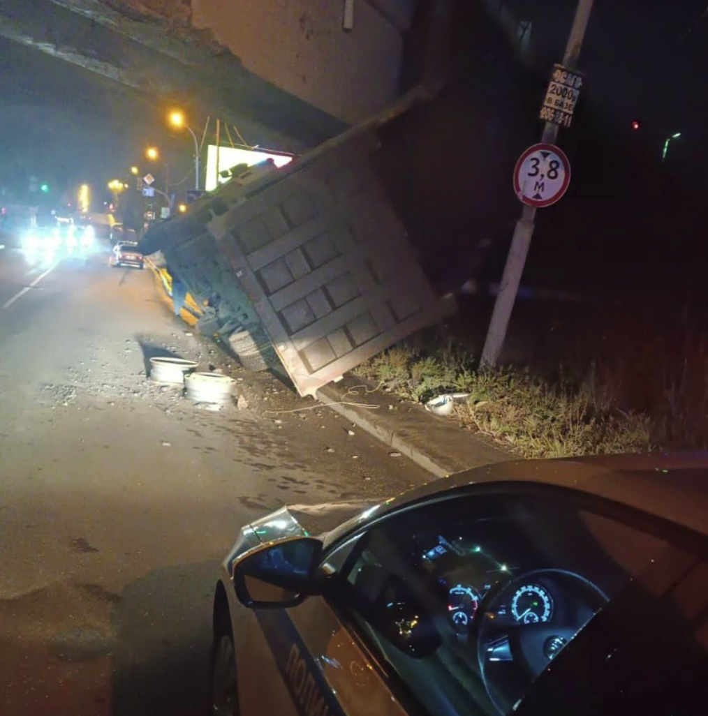 Грузовик повредил путепровод в Екатеринбурге