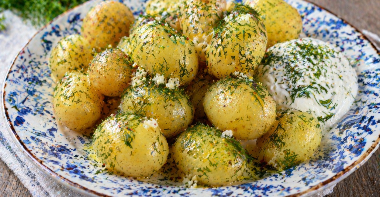 Молодую картошку готовлю так: чеснок и ароматная заправка — в 100 раз вкуснее классики