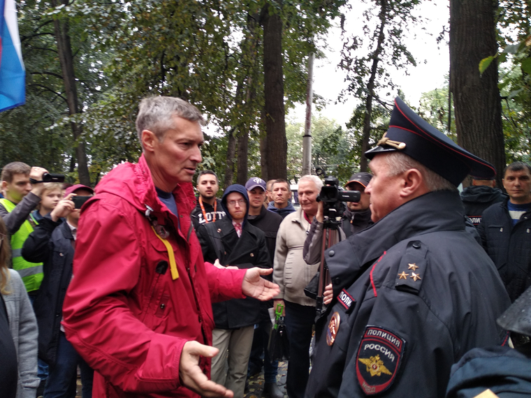 Ройзмана увезли в автозаке с акции против пенсионной реформы. «Давайте вяжите тогда меня»