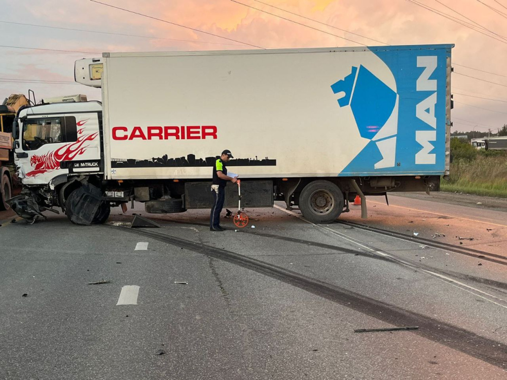 На ЕКАД в ДТП погиб водитель, его пассажир травмировался  | Водитель «Лады» погиб в ДТП на ЕКАД 