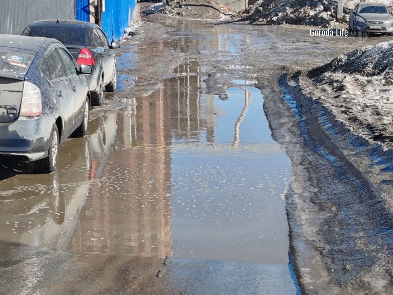 Жители злополучного ЖК "Космонавтов 11" в Екатеринбурге требуют тротуары и парковки: скрытые проблемы застройщика "ПИК"