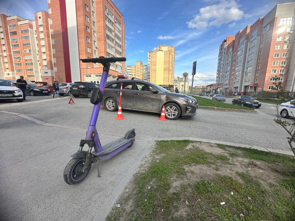 В Тюмени школьницы попали в ДТП на самокате | В Тюмени самокат со школьницами врезался в машину «Киа» В Тюмени школьницы попали в ДТП на самокате | В Тюмени самокат со школьницами врезался в машину «Киа»