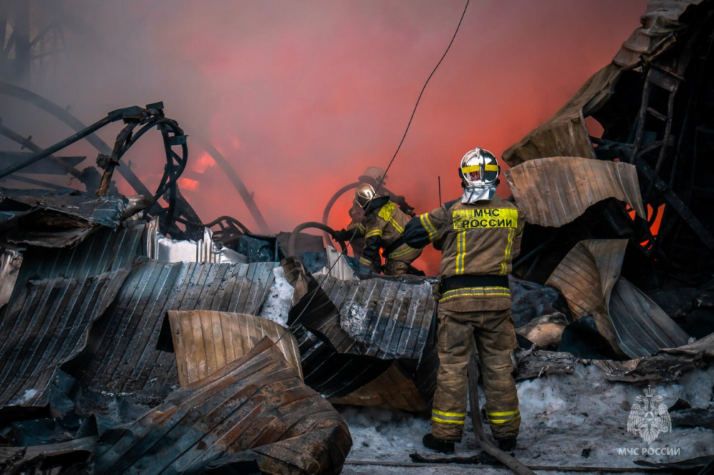 Открытое горение на крупном пожаре в Екатеринбурге ликвидировано | В Екатеринбурге ликвидировали крупный пожар на складе Открытое горение на крупном пожаре в Екатеринбурге ликвидировано | В Екатеринбурге ликвидировали крупный пожар на складе