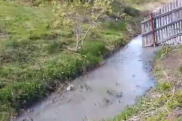 В Челябинской области жители посёлка Кадровик изнывают от зловония и жалуются на новые обвалы  | Жители посёлка под Челябинском пожаловались на новые обвалы 