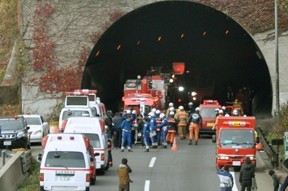 В Японии рухнул автомобильный тоннель