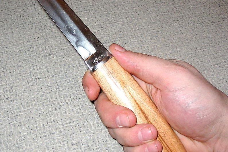 Жуть. В Перми изверг исполосовал жену и тещу во время застолья