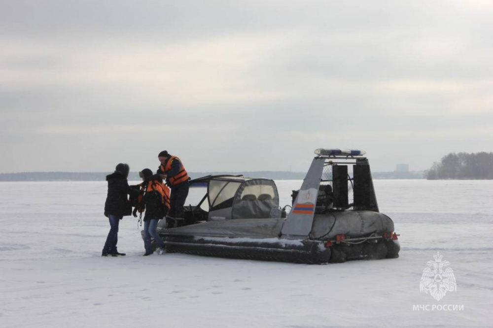 Откололась льдина — на Урале 24 рыбака оказались посреди водохранилища | В Свердловской области МЧС спасло со льдины 24 рыбака 