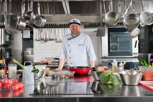 Шеф-повар из Екатеринбурга обошел 11 тысяч конкурентов и стал лицом новой рекламной кампании, попутно развенчав мифы о своей профессии Шеф-повар из Екатеринбурга обошел 11 тысяч конкурентов и стал лицом новой рекламной кампании, попутно развенчав мифы о своей профессии