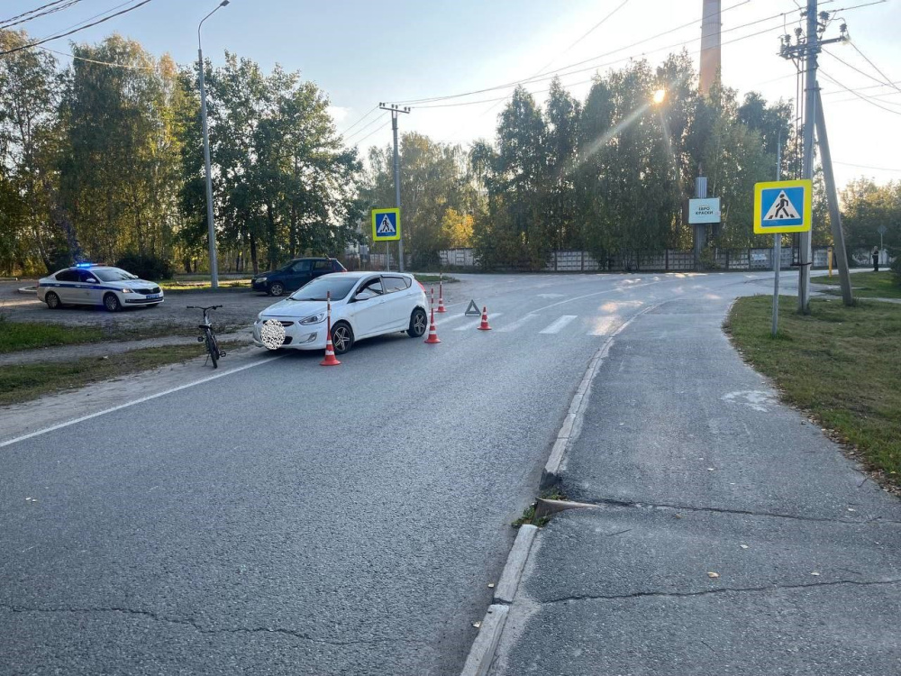 Десятилетняя велосипедистка нарушила ПДД и попала под автомобиль  | В Тюмени десятилетняя нарушительница ПДД попала под машину 