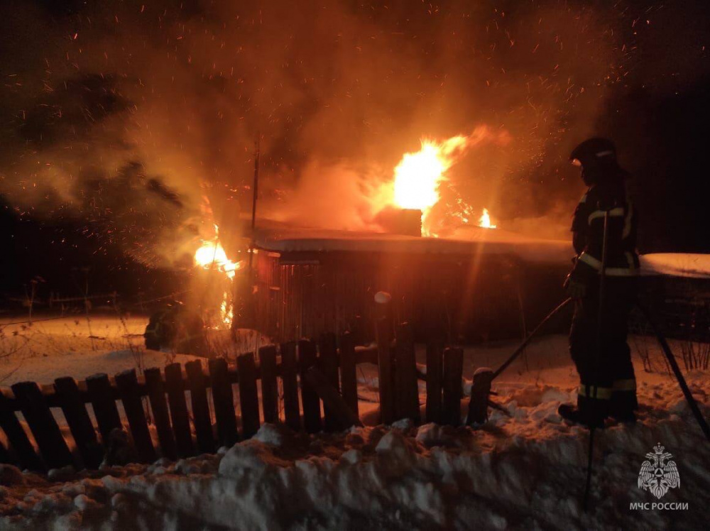 На Урале в жилом доме погиб мужчина  | Пожар погубил мужчину в доме на Урале 