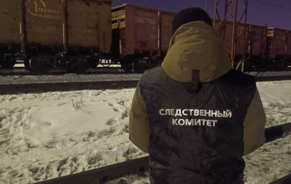 Работник железной дороги сократил путь и погиб под вагоном поезда  | Под Екатеринбургом поезд переехал работника железной дороги 