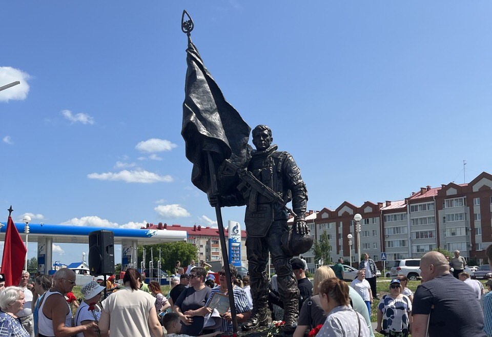 В Тюменской области открыли третий памятник участникам СВО | Третий памятник бойцам СВО появился в Тюменской области В Тюменской области открыли третий памятник участникам СВО | Третий памятник бойцам СВО появился в Тюменской области