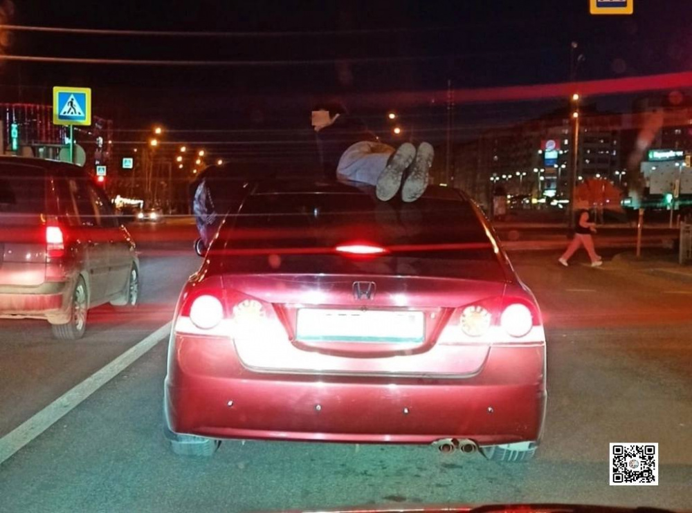 В Тюменской области девушка перевозила подростка на крыше автомобиля  | Тюменка перевозила 16-летнего юношу на крыше машины