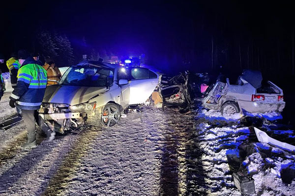 В Свердловской области в ДТП два человека погибли, трое получили травмы