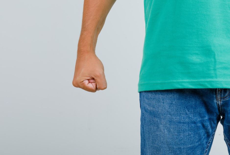 В Тюмени школьника избили из-за кадетской звезды на шапке