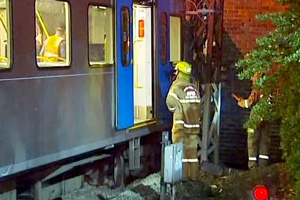 В США поезд врезался в автоплатформу. Есть погибшие