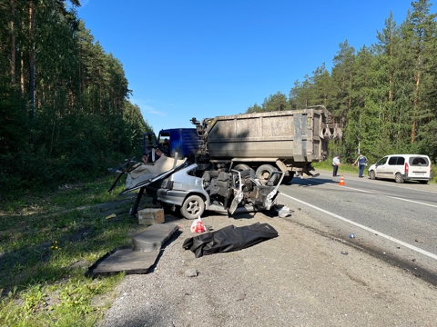 В Екатеринбурге сотрудники ГИБДД устанавливают обстоятельства ДТП со смертельным исходом