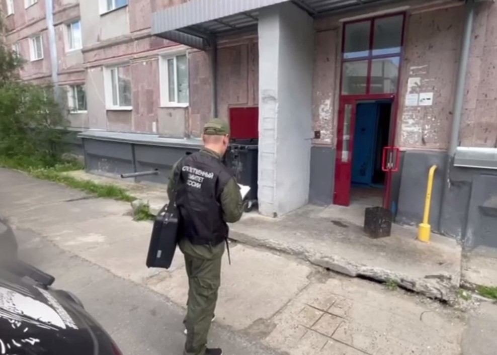 Трёхлетний мальчик упал с пятого этажа в Новом Уренгое  | На Ямале трёхлетний мальчик выпал с пятого этажа 