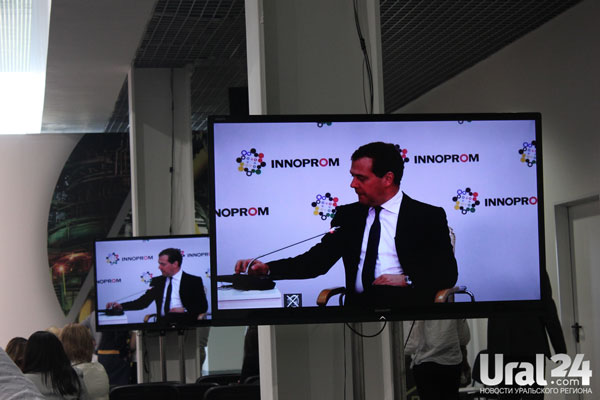 "Иннопром" начался. Из-за приезда премьера Медведева гостей выставки блокировали в помещении на два часа