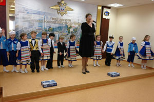 В Тюмени малыши поздравили офицеров В Тюмени малыши поздравили офицеров