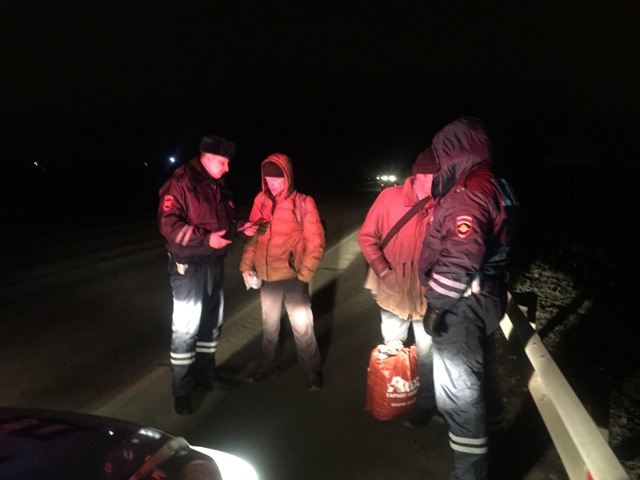 Сотрудники Госавтоинспекции призывают сообщать о пешеходах на трассах по телефону Единой службы спасения 112